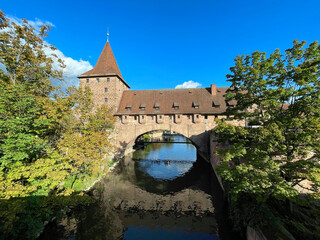 Fronveste mit Schlayerturm und Kettensteg über der Pegnitz in Nürnberg, Bayern, Deutschland