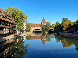 Fronveste mit Schlayerturm und Kettensteg über der Pegnitz in Nürnberg, Bayern, Deutschland