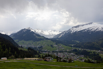 Fototapeta na wymiar Wunderschönes Alpenpanorama mit Bergen und Schnee im Hintergrund