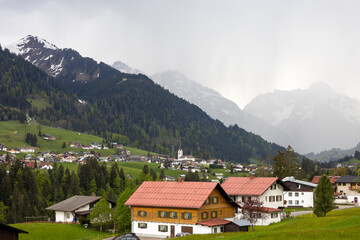 Fototapeta na wymiar Wunderschönes Alpenpanorama mit Bergen und Schnee im Hintergrund