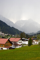 Fototapeta na wymiar Wunderschönes Alpenpanorama eines Dorfes mit Bergen
