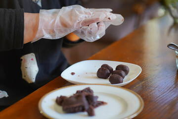 あんこを丸める女性