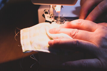 50代女性の手とマスクの手作りイメージ