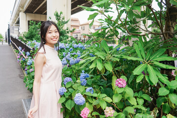 植物を鑑賞する若い女性
