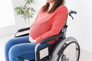 Fototapeta na wymiar 車いすに乗る妊婦