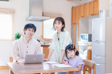 Fototapeta premium テレワークをする夫婦と子供