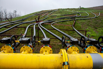 Tubature di produzione e distribuzione di gas. Gasdotto e metanodotto in panorama.