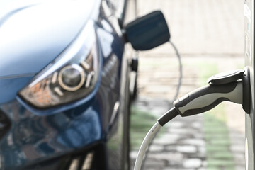 auto voiture electrique borne station charge recharge batterie autonomie electricité environnement...