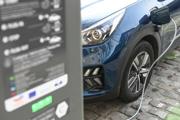 auto voiture electrique borne station charge recharge batterie autonomie electricité environnement...