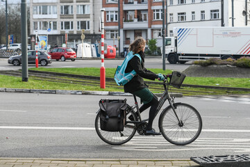velo Belgique Bruxelles cycliste circulation femme gillet fluo