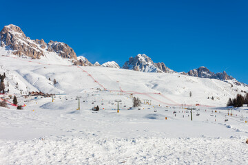 Bella veduta panoramica sulle Dolomiti di Fassa e sulle piste da sci di Passo San Pellegrino, Trentino Alto Adige