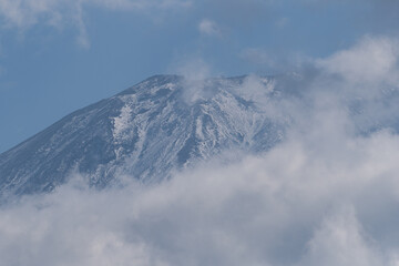 雲がかかる富士山