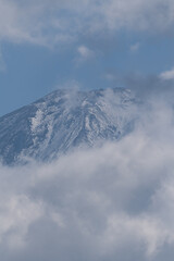 Naklejka na ściany i meble 雲がかかる富士山