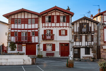 Obraz premium Façades de maisons basques typiques dans le village d'Ainhoa, France, commune située dans le pays basque français, dans le département des Pyrénées Atlantiques, en région Nouvelle Aquitaine