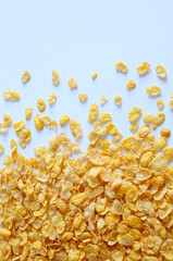 Cereali Cornflakes isolati su uno sfondo bianco. Copia spazio. Direttamente sopra.