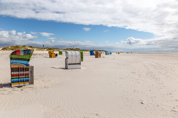 Viele bunte Strandkörbe am Sandstrand der Ostsee und Nordsee