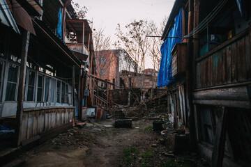 Fototapeta na wymiar Old shabby houses in the slum district of Tbilisi