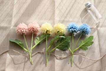 パステルカラーの花と麻紐でナチュラルなフラワーアレンジメントイメージ