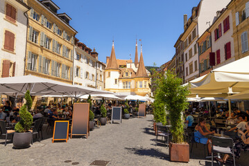 Mittagszeit auf dem Marktplatz in Neuenburg in der Schweiz