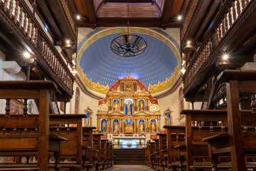 Obraz premium Vue intérieure de l’église Notre Dame de l'Assomption à Ainhoa, France, monument historique du 13ème siècle situé dans le département français des Pyrénées Atlantiques