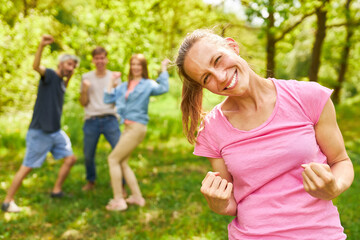 Fototapeta premium Power Frau mit geballten Fäusten freut sich