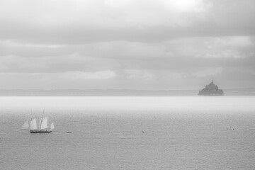 segeln vor dem Mont St. Michel