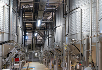 Modernt metal wine tanks