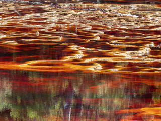 El Rio Tinto,  provincia de Hueva. Su color característico se debe a la  gran cantidad de sulfuros de metales pesados. Dada la acidez de sus aguas sólo sobreviven microorganismos llamados extremofilos