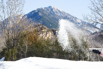 Fototapeta premium montaña con nieve, bosque, mano tirando nieve, pirineos