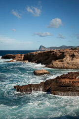 olas rompiendo en el acantilado de Cala Bassa, Ibiza
