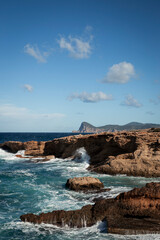 olas rompiendo en el acantilado de Cala Bassa, Ibiza