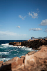 Fototapeta na wymiar olas rompiendo en el acantilado de Cala Bassa, Ibiza