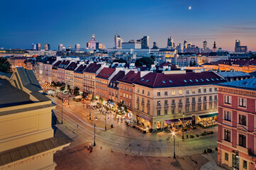 Warszawa nocą wieżowce i stare miasto, Krakowskie Przedmieście, Polska nocą © lukaszmalkiewicz.pl