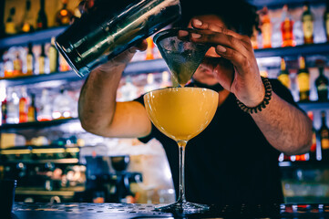 man hand bartender making cocktail in glass on the bar counter