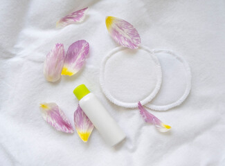 Obraz na płótnie Canvas set of cosmetic products with flowers on white background