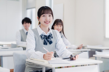 タブレット端末で授業を受ける高校生