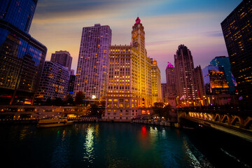 Obraz premium Chicago downtown and Chicago River at night, USA