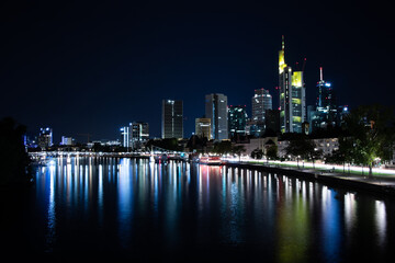 Frankfurt am Main Skyline bei Nacht mit Main, Langzeitbelichtung