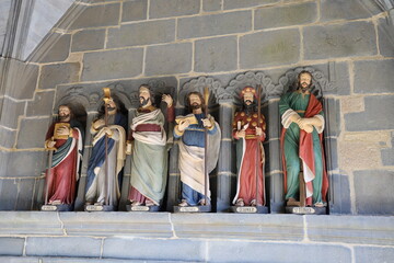 Sculptures en bois peint dans le porche de l'église Saint-Sauveur du Faou, Finistère, Bretagne