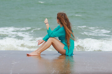 Fototapeta premium woman walking on the beach