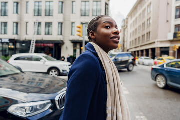 Obraz premium Attractive young african woman walking in the city