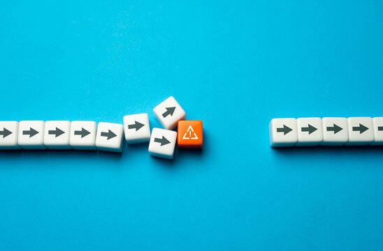 Stopping movement and disruption of processes. Create a problem and slow down the pace of work. Make a delay and accumulation of outstanding tasks. Full stop. Stress, problems. Something wrong.