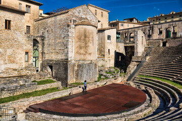 spoleto, italien - antikes theater mit bühne