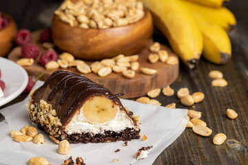 Obraz na płótnie Canvas Fresh sweet cake with banana in chocolate glaze and milk filling