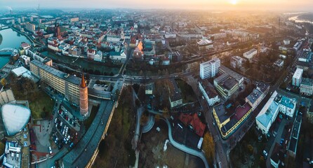 centrum miasta Opole z Wieżą Piastowską i ratuszem duża panorama