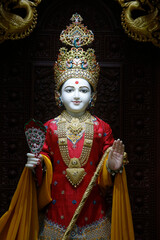 Obraz premium BAPS Shri Swaminarayan Mandir, Kampala. Shri Ghanshyam Maharaj murthi. Uganda.