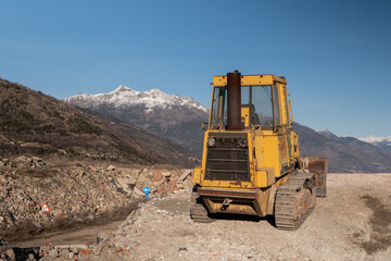 Obraz premium Ruspa in discarica di inerti