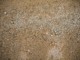 imagen detalle suelo de tierra con piedras pequeñas de distintos tamaños y colores