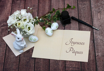 Carte de Pâques : encre et stylo plume avec décorations de Pâques. Lettre avec voeux de Pâques Joyeuses Pâques.