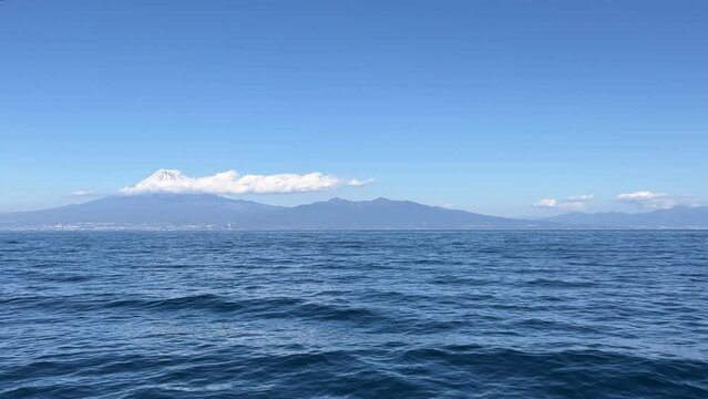 駿河湾を行く駿河湾フェリーからみた冬の富士山　12月